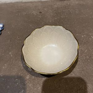 Lenox Porcelain Leaf Dish/Bowl with Gold Trim. 4.5 inch rim